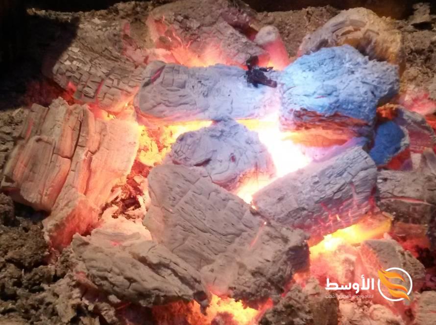 Lump charcoal vs briquettes for barbecue cooking - BBQ Charcoal
